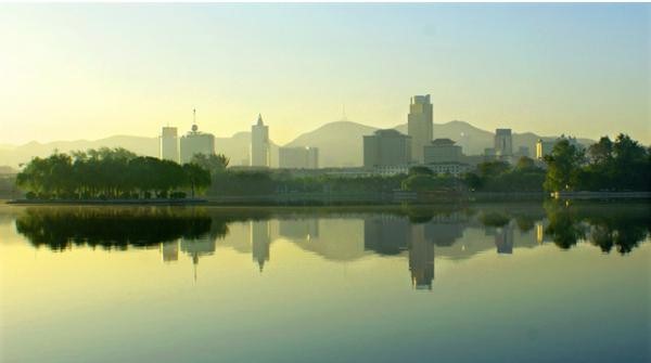 The Inverted Reflection of the Thousand Buddha Hill in Daming Lake and Tie Gong  Memorial
