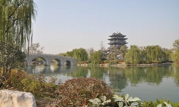 Autumn Moon over Daming Lake